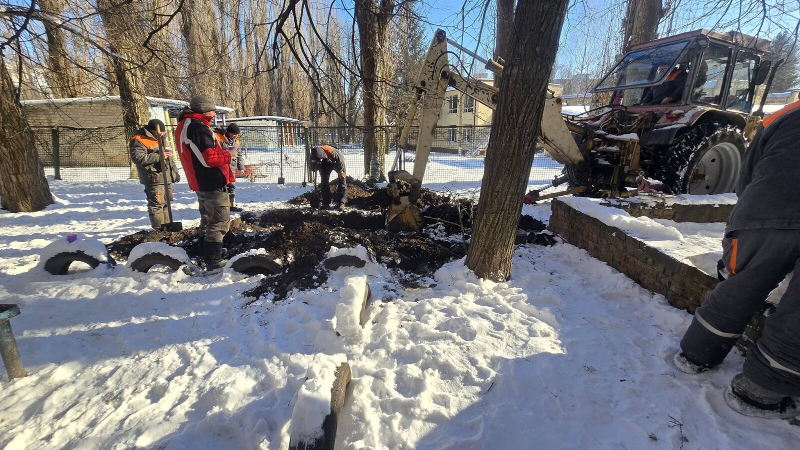 Енергетики з Жовтих Вод відновлюють світло у Дніпрі до ночі