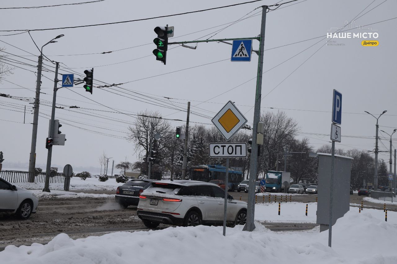 Дніпро оновлює дорожній простір: нові світлофори та розмітка
