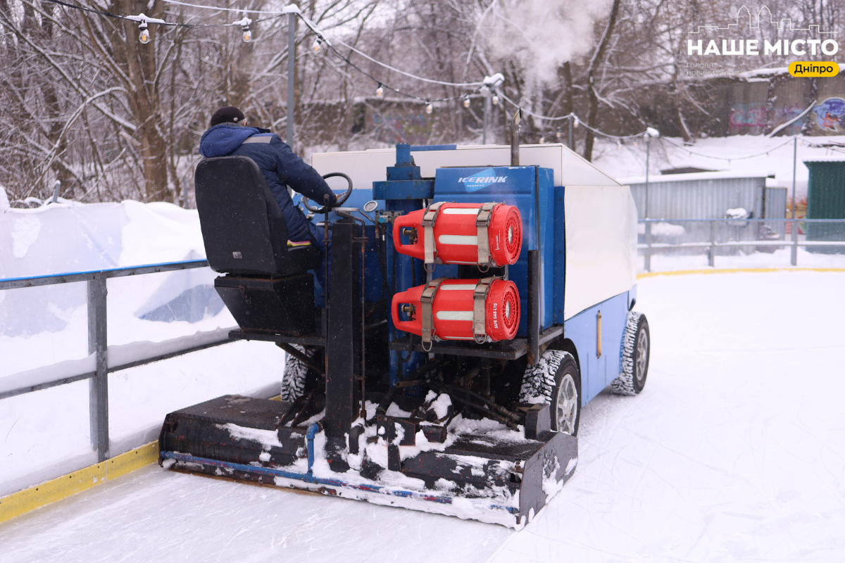 Майстри-льодовари Дніпра: як забезпечують ковзани місту