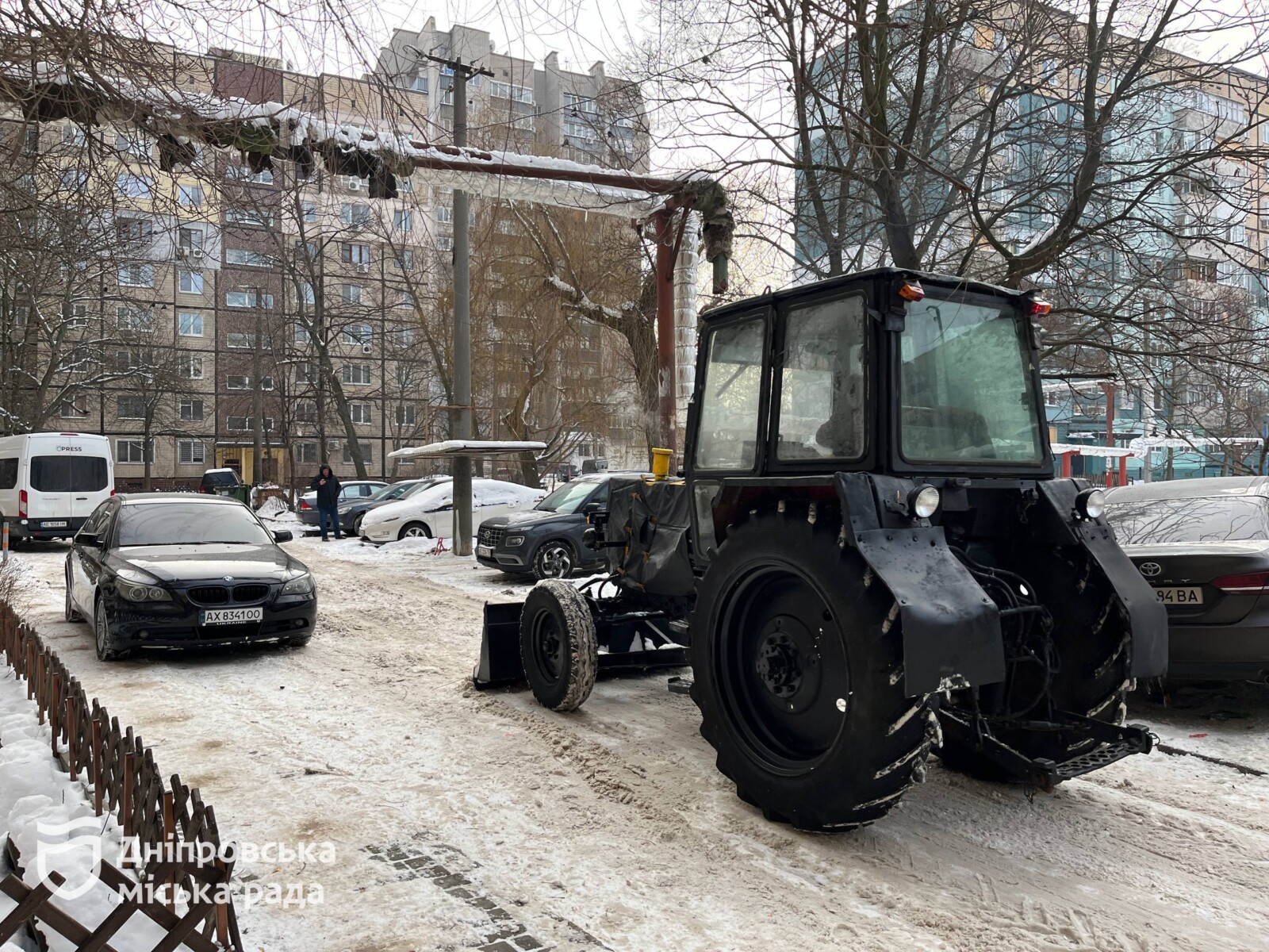 У Дніпрі активізували прибирання снігу: задіяно понад 30 одиниць техніки