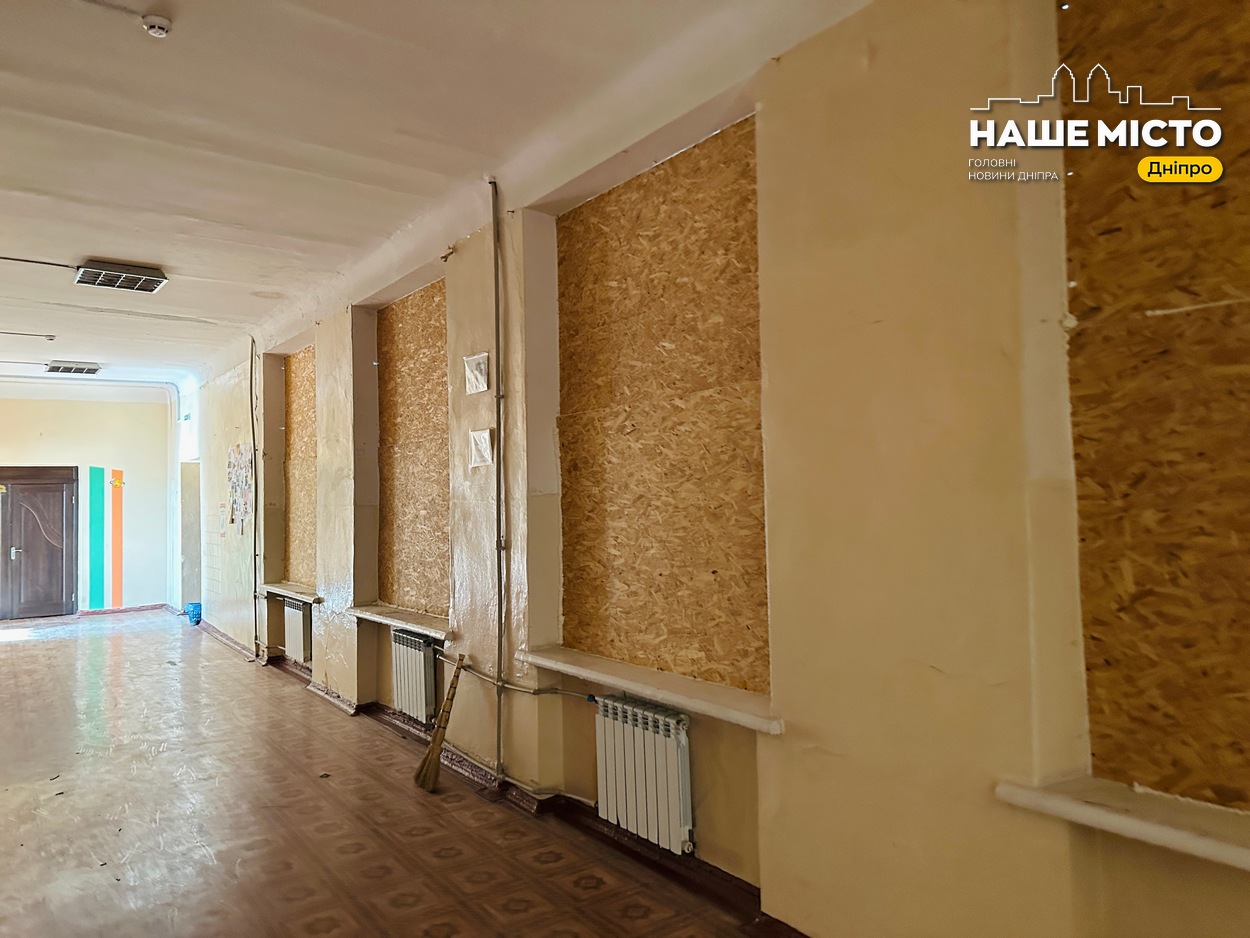 Відновлення пошкодженої гімназії у Дніпрі після атаки дронів