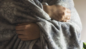 Як зігрітися вдома без газу та електрики: практичні поради