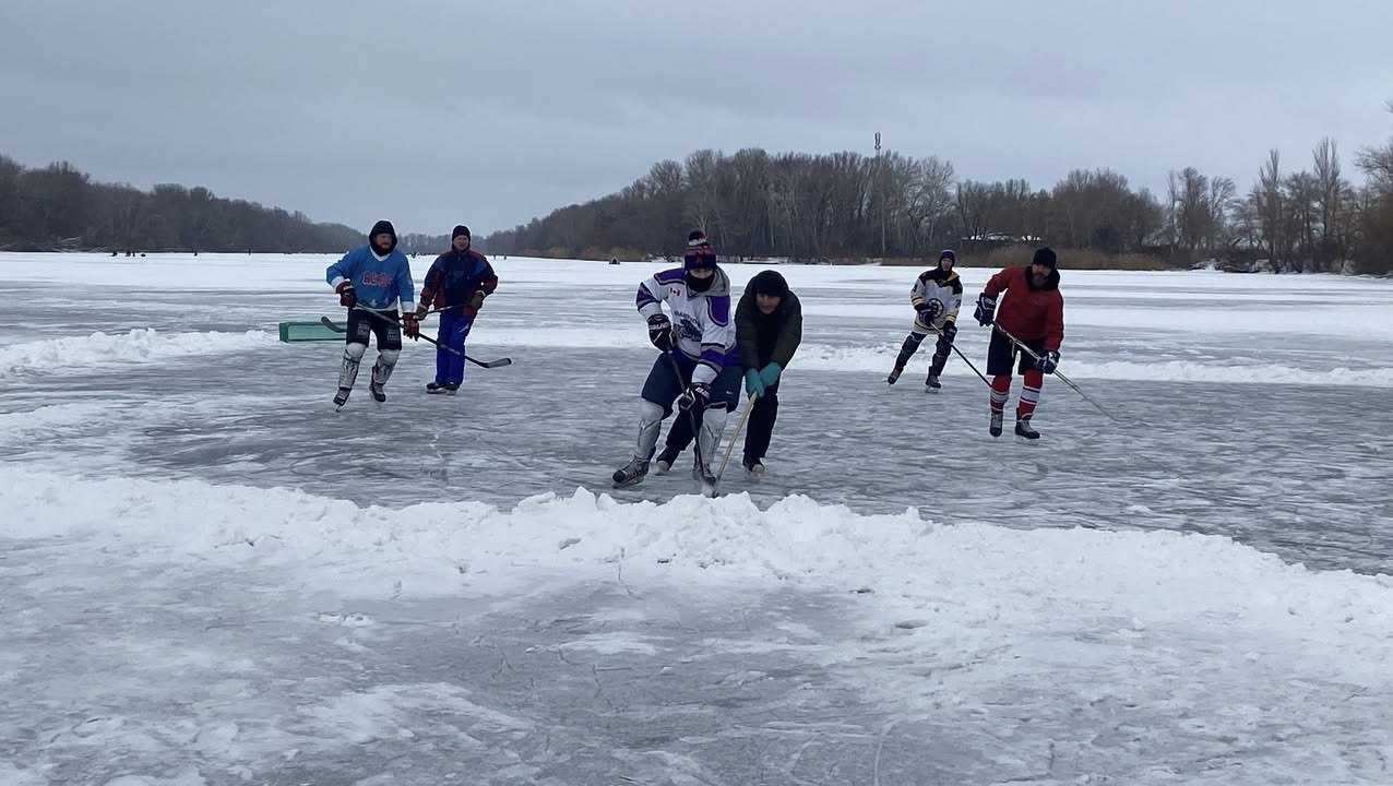 Хокейна лихоманка: дніпряни оживають на морозі