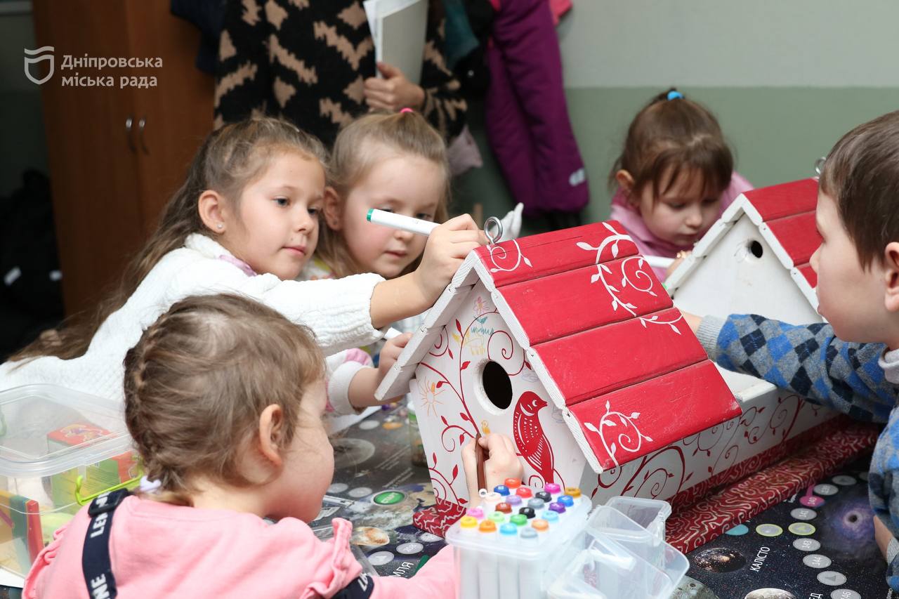 У Дніпрі діти створили антивандальні годівниці для тварин з прифронтових зон
