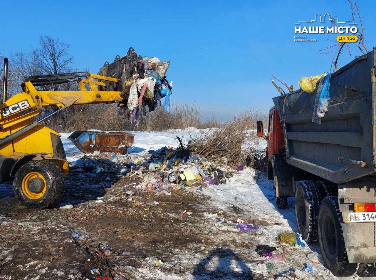 У Дніпрі активно прибирають великогабаритні відходи