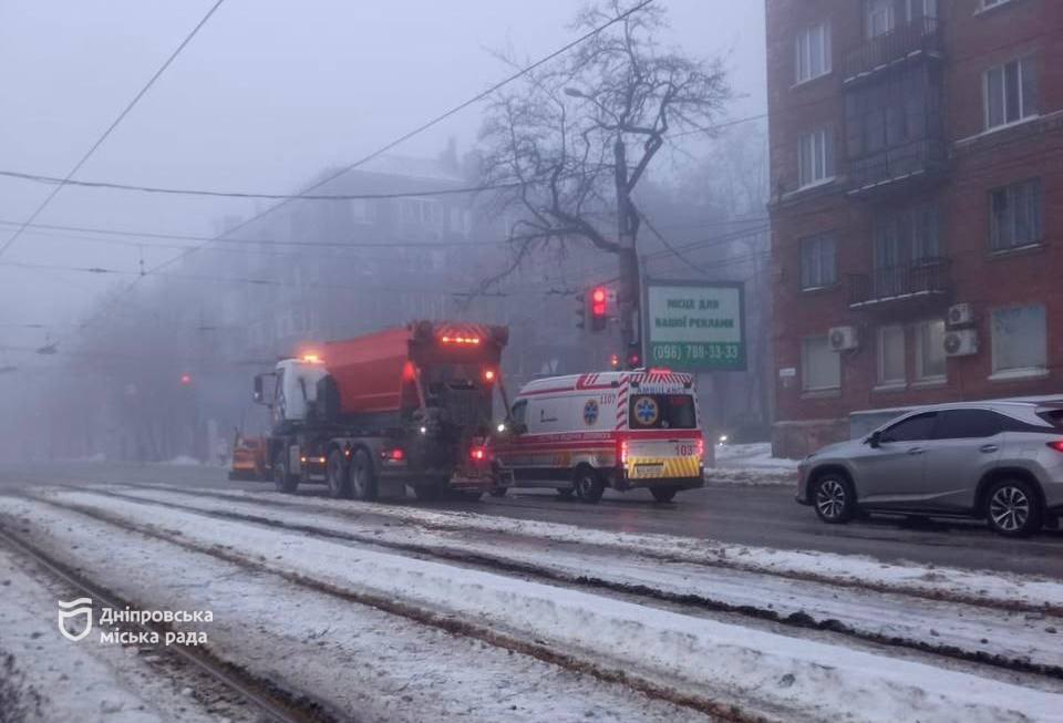Транспортний колапс у Дніпрі через ожеледицю