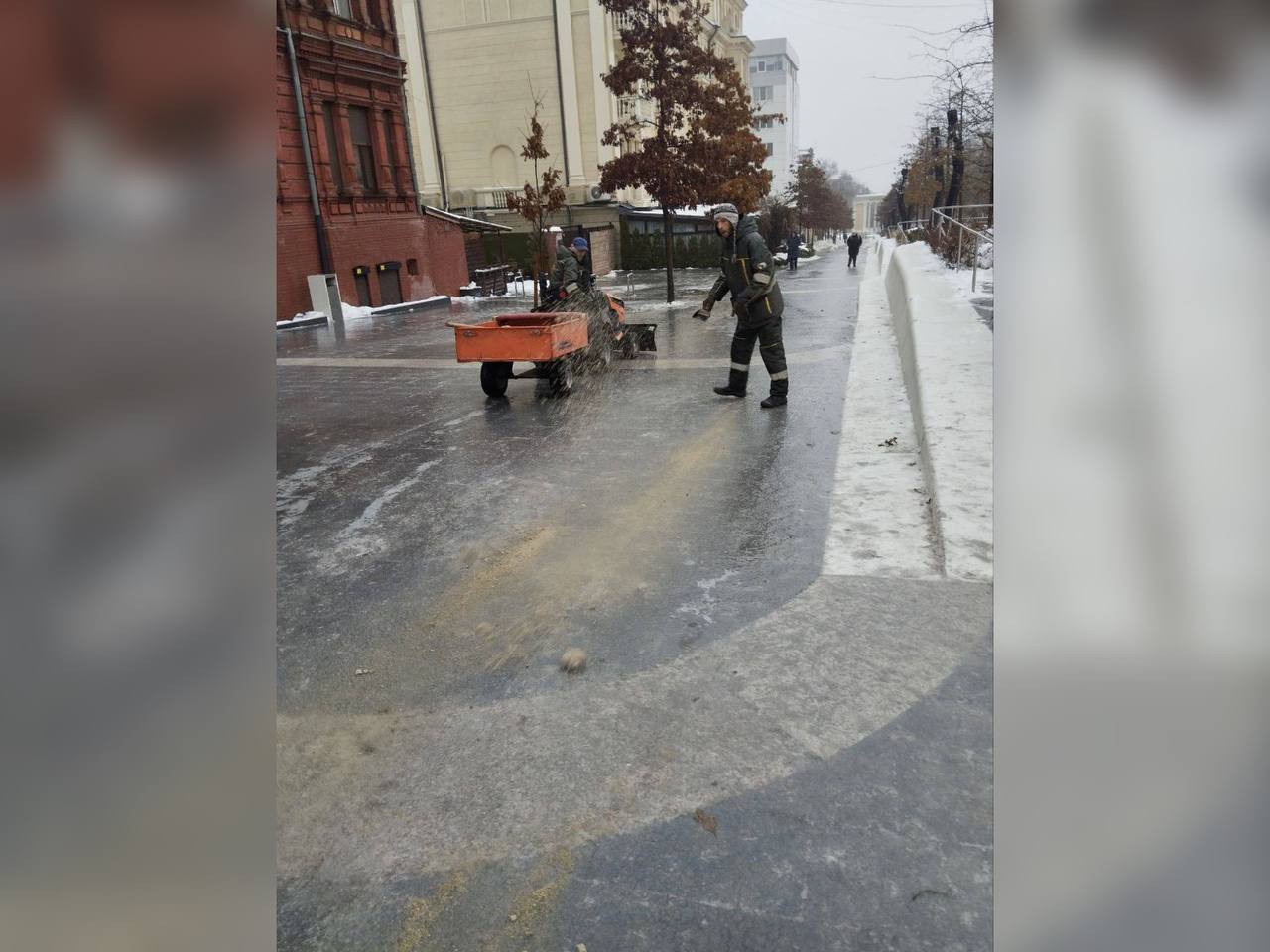 Боротьба з ожеледицею в парках Дніпра