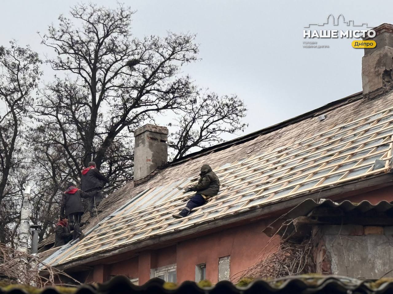 Відновлення дахів у Дніпрі після атаки: ремонтні роботи тривають