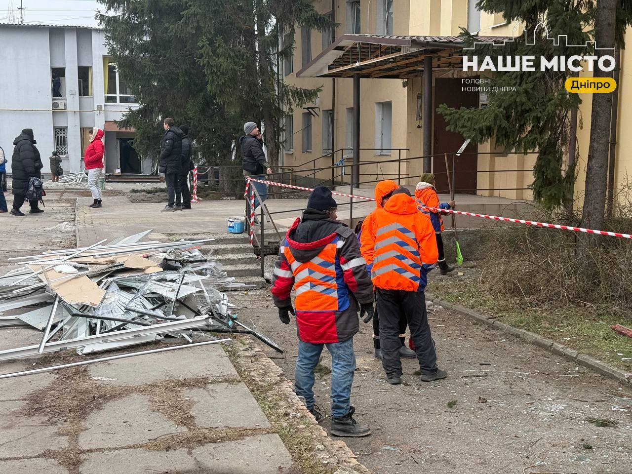 Комунальні служби Дніпра усувають наслідки ворожої атаки