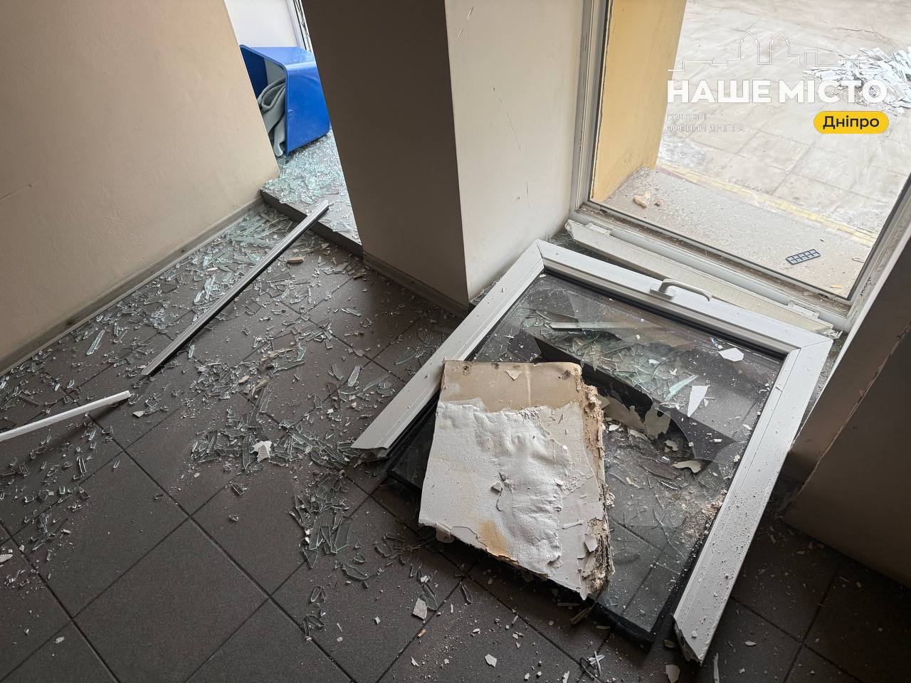 Наслідки нічної атаки в Дніпрі: пошкоджені будівлі та автомобілі