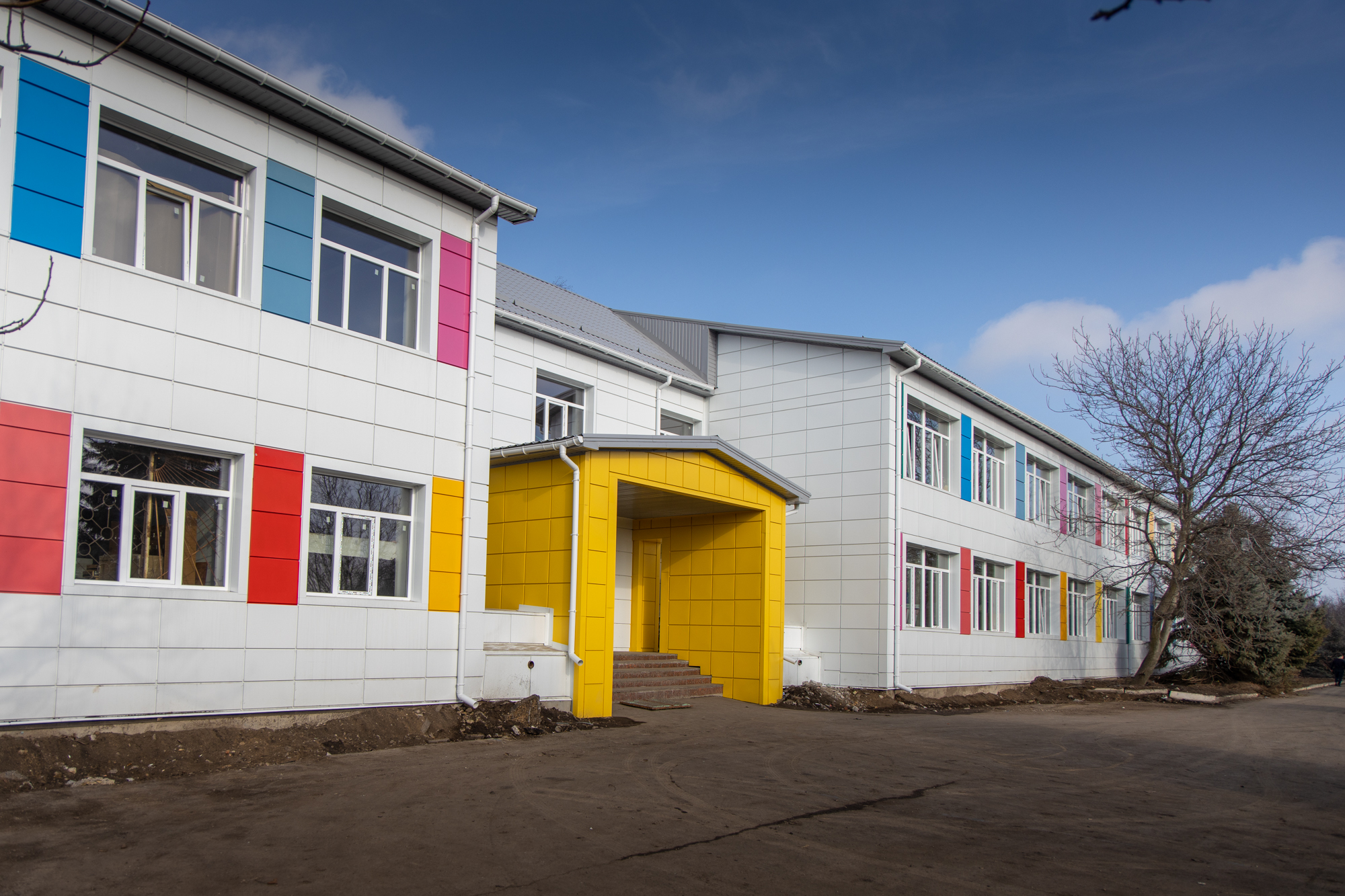 Будівля школи приваблює погляд 16-ма яскравими кольорами