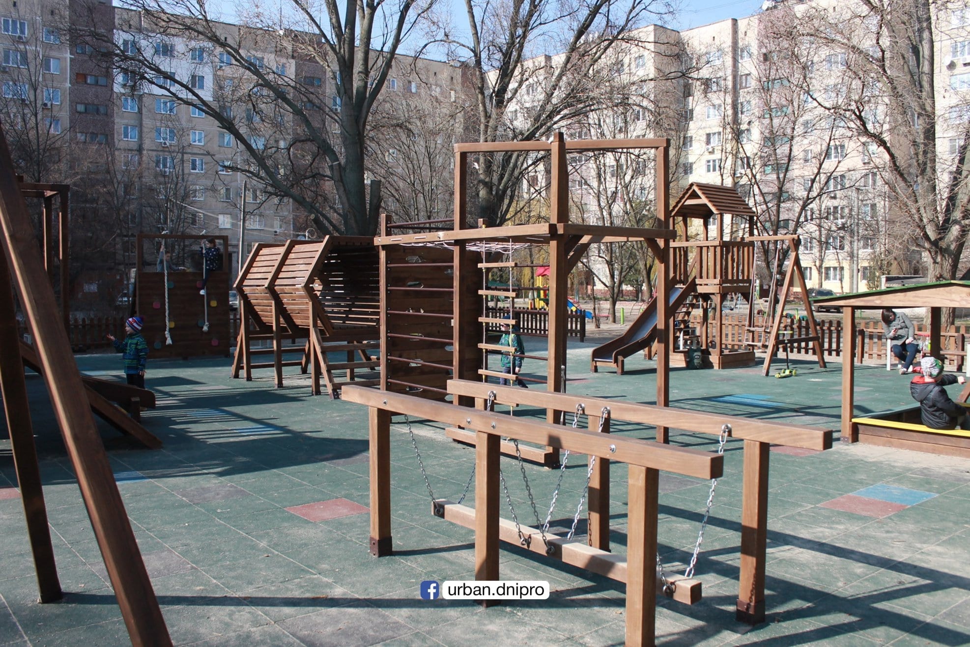 В Днепре на проспекте Героев появился новенький детский городок. Новости Днепра
