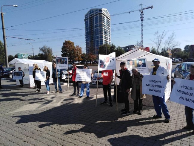 В Днепре активисты пикетировали офис тендерного короля Мишалова 02