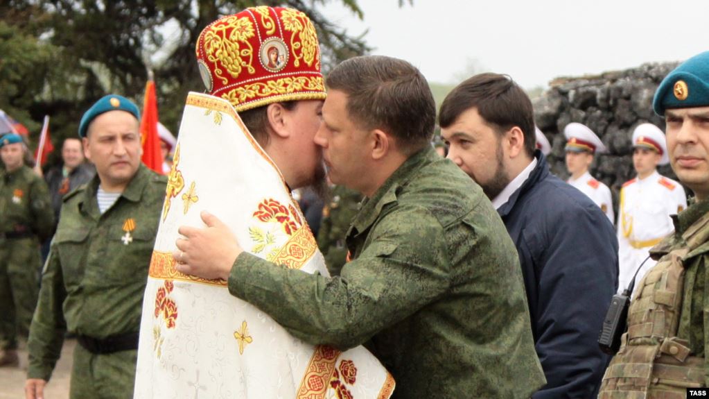 Главарь группировки «ДНР» Александр Захарченко (в центре). Саур-могила, Донецкая область, 8 мая 2015 года (иллюстративное фото)