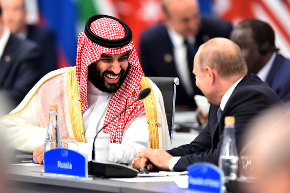 Чому саудівський принц обіймає Путіна